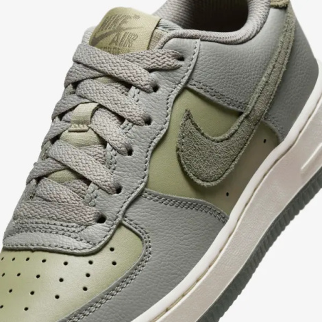 Кроссовки подростковые Nike AIR FORCE 1 LV8 (GS) оливково-серые FQ6948-001