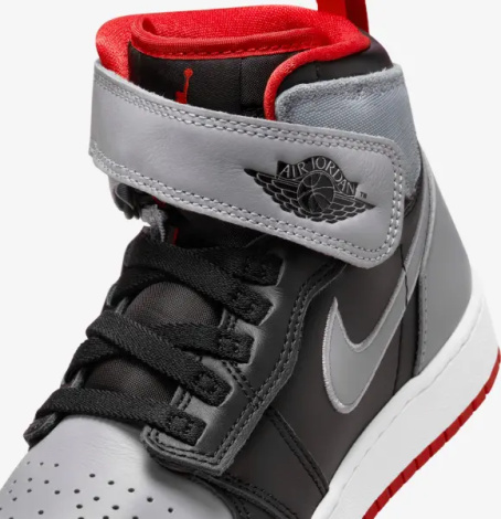 Кроссовки подростковые Nike AIR JORDAN 1 HI FLYEASE (GS) серо-черно-красные DC7986-010