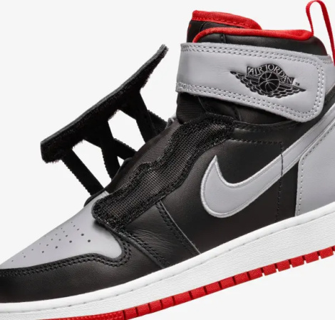 Кроссовки подростковые Nike AIR JORDAN 1 HI FLYEASE (GS) серо-черно-красные DC7986-010