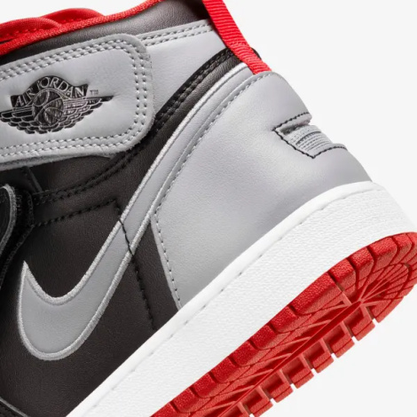 Кроссовки подростковые Nike AIR JORDAN 1 HI FLYEASE (GS) серо-черно-красные DC7986-010